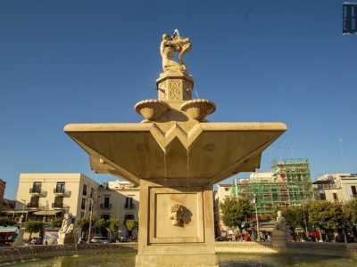 ...posti attorno alla Fontana monumentale progettata dall�ingegnere barese Vincenzo Chiaia